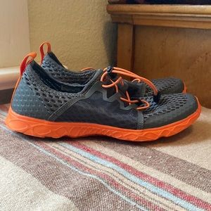 Aleader Boys water shoes size 5